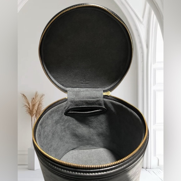 Louis Vuitton Black Epi Leather Noir
Cannes Vanity Case. Like New! 🔥 - Picture 2 of 16